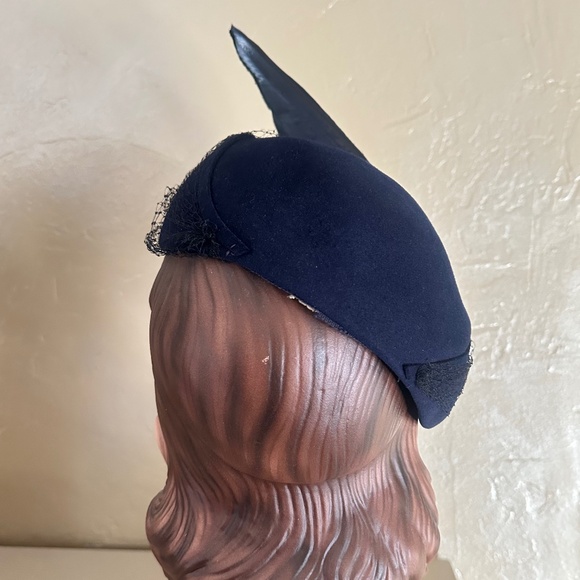 EXQUISITE 1940\'s NAVY FELT HAT WITH PINK/BROWN FEATHERS, VEILING  & FEATHER WING main image 11